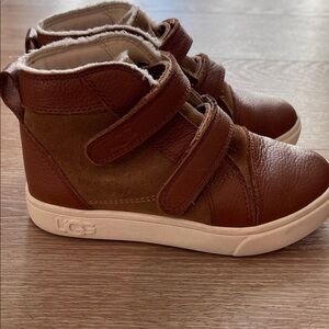 UGG Rennon II Boys size 10